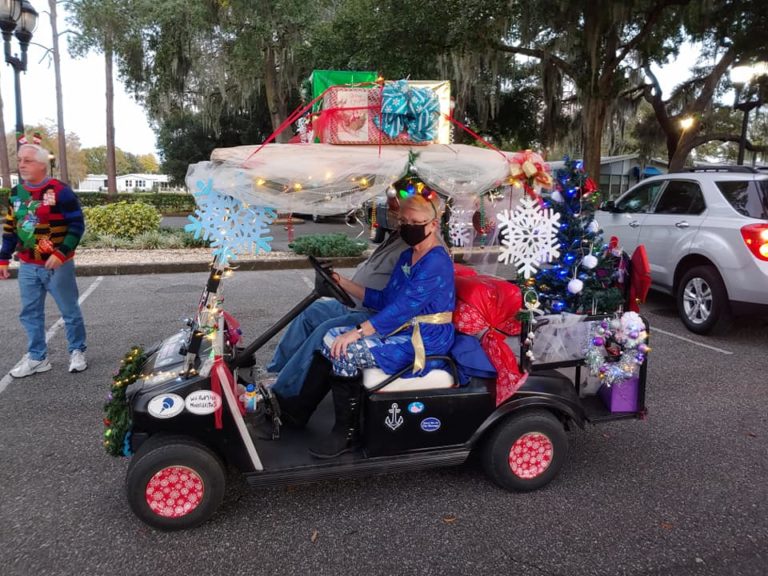 Lakes at Leesburg Annual Golf Cart Christmas Parade Spreads Holiday